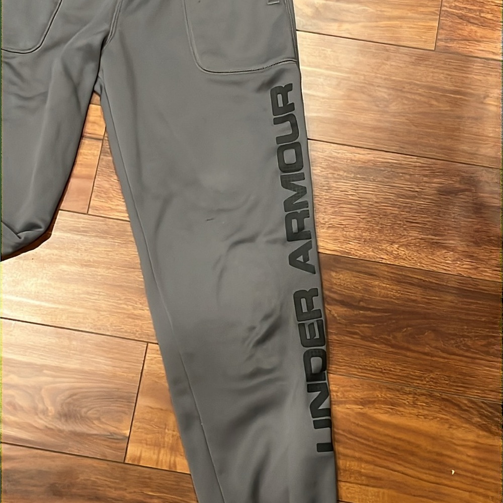 Under Armour Boys grey Sweatpants with Side Logo
Size Youth Large - Picture 2 of 9